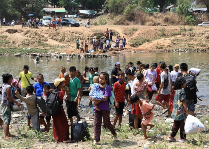 Dorfbewohner aus Myanmar überqueren den Moei-Fluss im thailändisch-myanmarischen Grenzbezirk Mae Sot, Provinz Tak. EPA-EFE/SOMRERK KOSOLWITTHAYANANT