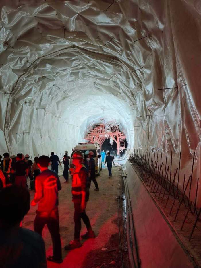 Nach dem Gerüsteinsturz im Doi-Luang-Tunnel untersuchten Einsatzkräfte und Verantwortliche die Unglücksstelle. Bild: State Railway of Thailand