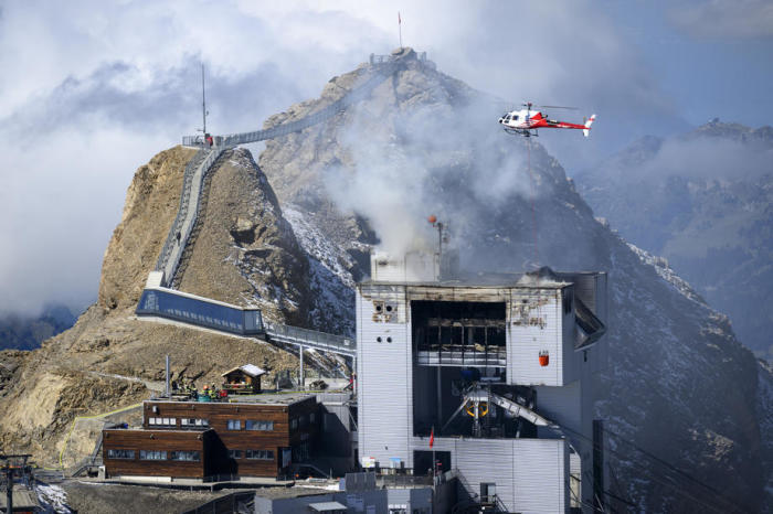 Ein Feuer bricht in einem Bergrestaurant in der Schweiz aus. Foto: epa/Laurent Gillieron