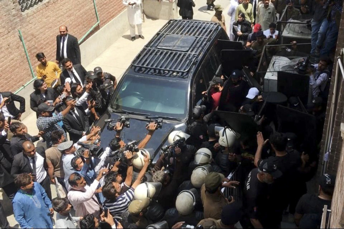 Ehemaliger Premierminister Khan erscheint vor Gericht, um eine Verlängerung der Kaution zu erwirken. Foto: epa/Rahat Dar
