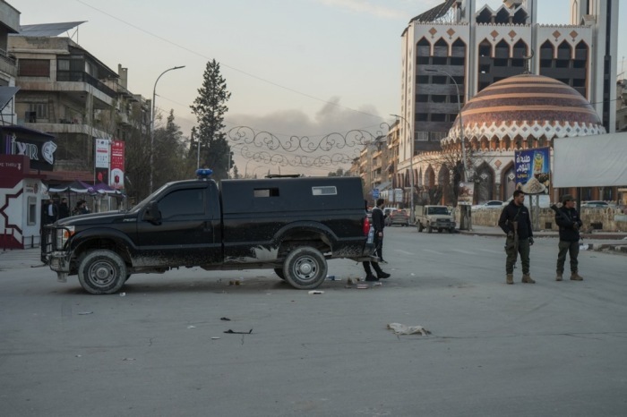 Sicherheitskräfte sind nach schweren Gefechten in den Straßen von Aleppo im Einsatz, nachdem Kämpfe zwischen der Armee und den Syrian Democratic Forces Tausende zur Flucht zwangen. Foto: epa/Ahmad Fallaha