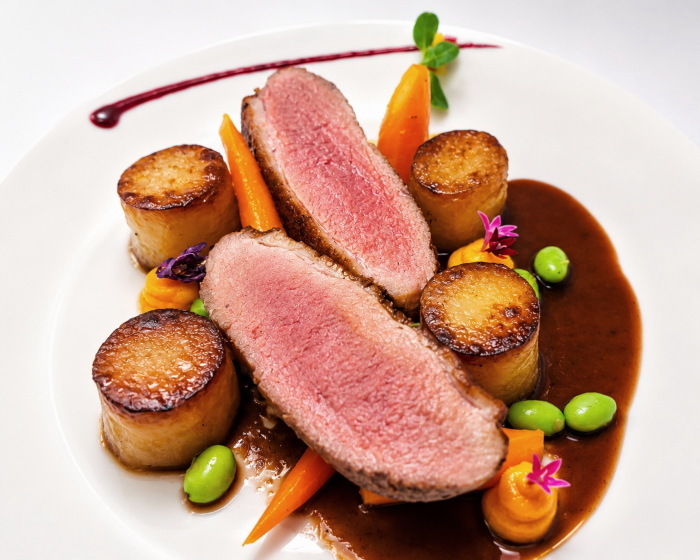 Gebratene Entenbrust mit Vermouth-Balsamico-Sauce, Kartoffel-Fondant, jungen Sojabohnen und Karottenpüree. Fotos: Vespresso Restaurant