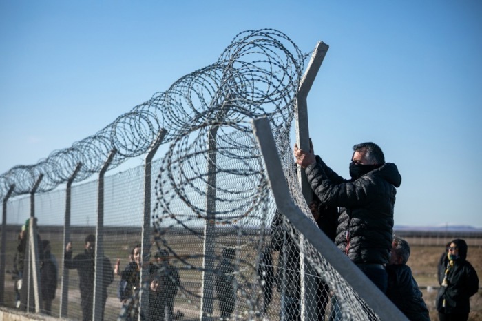 Prokurdische Demonstranten marschieren in der türkischen Grenzstadt Nusaybin in Richtung der syrischen Stadt Qamishli. Foto: EPA/Metin Yoksu