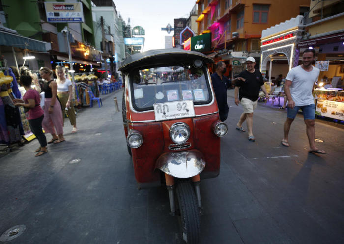Touristen in Bangkoks Khao San Road am 10. Mai 2022. Foto: epa/Narong Sangnak