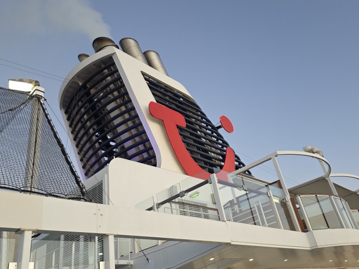 Der Schornstein eines Kreuzfahrtschiffs von TUI Cruises steht symbolisch für die Rückkehr der Flotte auf internationale Routen. Foto: Rüegsegger