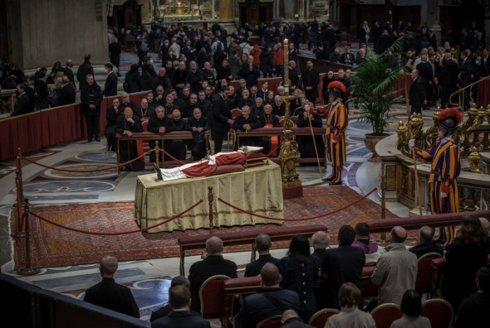 Der Leichnam des verstorbenen Papst Benedikt XVI. liegt im Petersdom aufgebahrt. Benedikt XVI. Der emeritierte Pontifex starb am Samstagmorgen im Kloster Mater Ecclesiae im Vatikan. Foto: Michael Kappeler/dpa