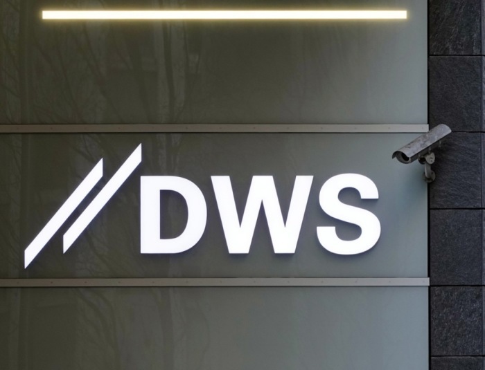 Eine Kamera ist auf den Eingang zu den Büros der Vermögensverwaltungseinheit der Deutschen Bank (DWS) gerichtet. Foto: epa/Mauritz Antin