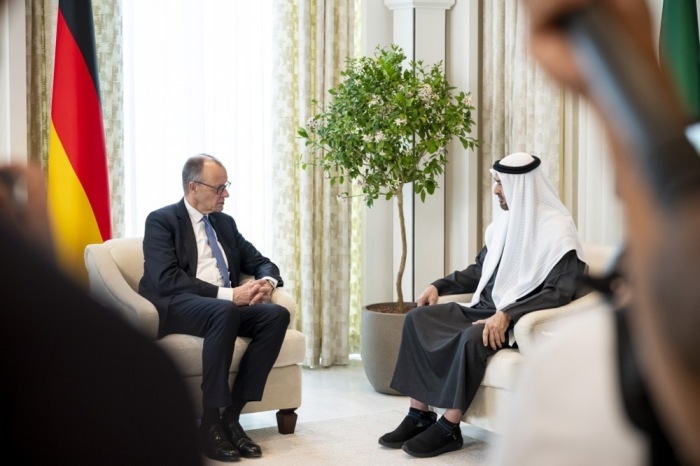 Bundeskanzler Friedrich Merz trifft in Abu Dhabi den Präsidenten der Vereinigten Arabischen Emirate, Sheikh Mohamed bin Zayed Al Nahyan. Foto: EPA/Mohamed Al Hammadi/uae Presidential Court Handout