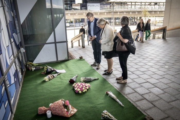 Leute legen anlässlich des Jahrestages der Schießerei Blumen vor dem Field-Einkaufszentrum in Kopenhagen ab. Foto: epa/Mads Claus Rasmussen DÄnemark Out