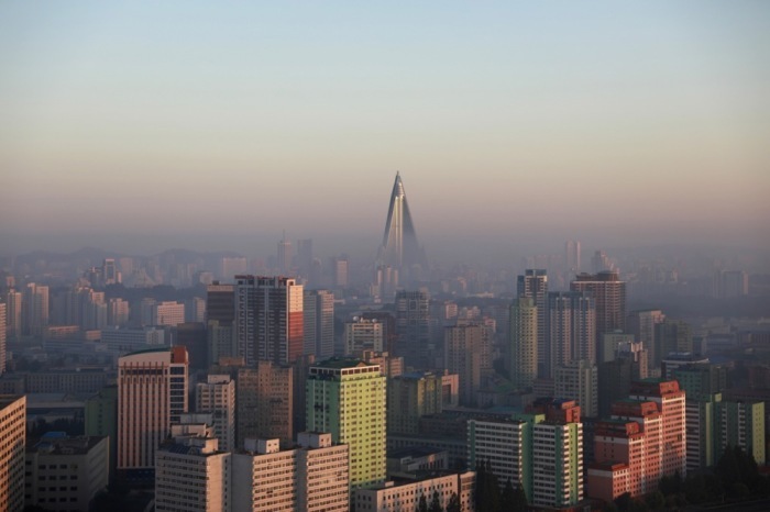 Morgendlicher Nebel liegt über den Gebäuden am Taedong-Fluss in Pjöngjang – Alltag in Nordkoreas Hauptstadt. Foto: epa/How Hwee Young