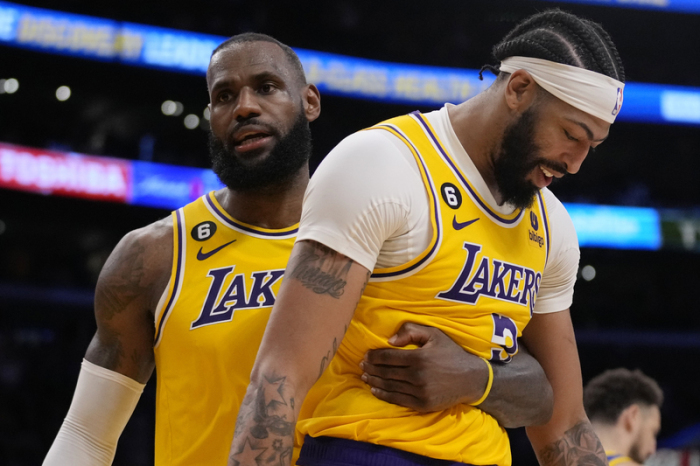 LeBron James (l) von Los Angeles Lakers umarmt seinen Teamkollegen Anthony Davis während der zweiten Halbzeit. Foto: Ashley Landis/Ap/dpa