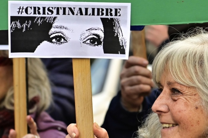 Vor dem Haus von Ex-Präsidentin Cristina Fernandez protestieren Menschen gegen eine mögliche Hausarrestregelung nach ihrer Verurteilung. Foto: epa/Matias Martin Campaya