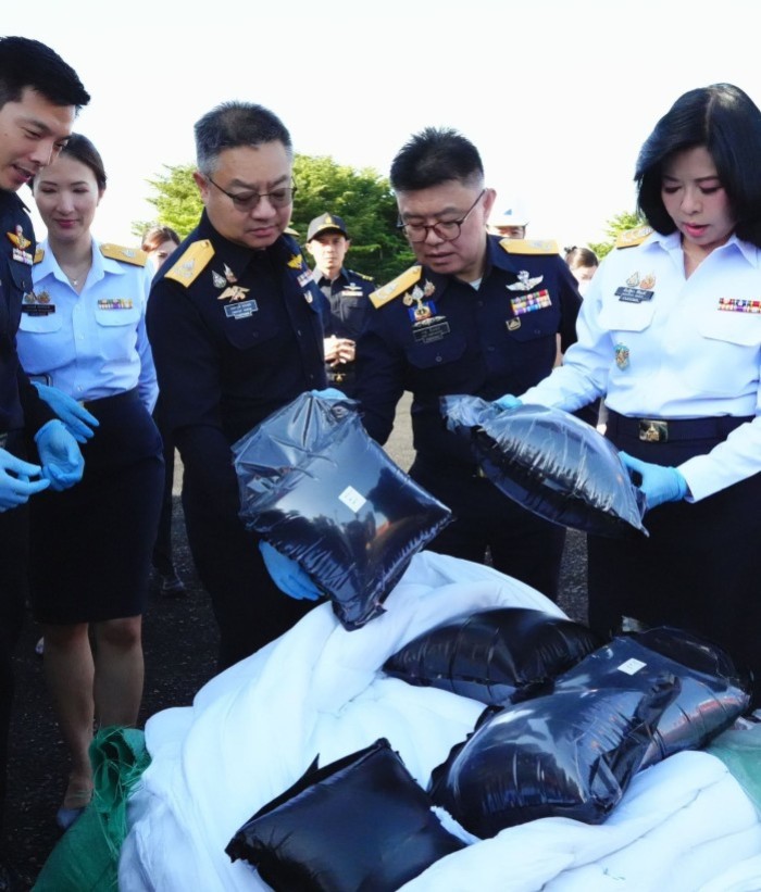 Bild 1: Zollbeamte prüfen die zwischen Bettwaren versteckten Cannabis-Pakete nach der Sicherstellung im Hafen Laem Chabang. Foto: Customs Department