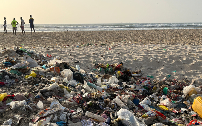 AAngespülter Plastikmüll liegt am Meeresstrand der Küstenstadt St. Louis im Senegal. Foto: Lucia Weiß/dpa