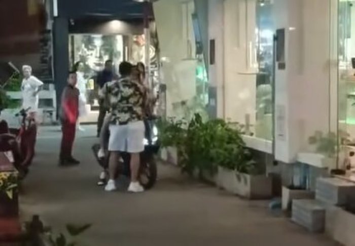 Der Tatverdächtige im Hawaiihemd (Mitte) soll vor einem Cannabisgeschäft in Hua Hin mehrere Menschen angegriffen haben. Das Bild stammt aus einem Handyvideo einer Augenzeugin. Bild: Screenshot, Facebook/อยากดังเดี๋ยวจัดให้ รีเทิร์น part 7