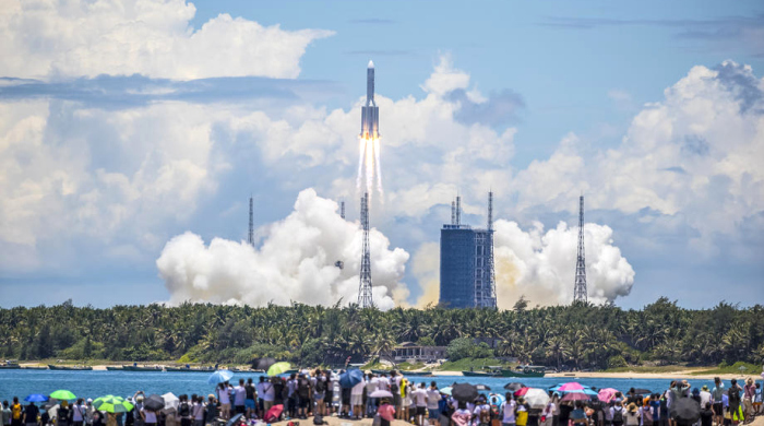 Die Rakete mit dem chinesischen Marsrover Tianwen-1 ist nach dem Start in Wenchang zu sehen. Archivfoto: EPA-EFE/STR CHINA OUT