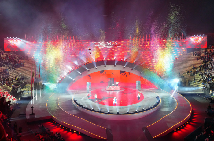 Künstler treten in der Verona Olympic Arena bei der Schlussfeier der Winterspiele Mailand-Cortina 2026 unter dem Motto «Beauty in Action» auf. Foto: Michael Kappeler/dpa