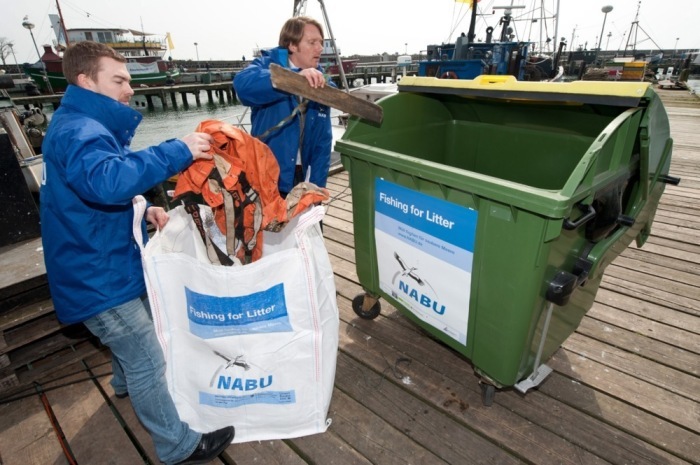 Fischer sammeln Müll auf der Ostsee. Foto: epa/Stefan Sauer
