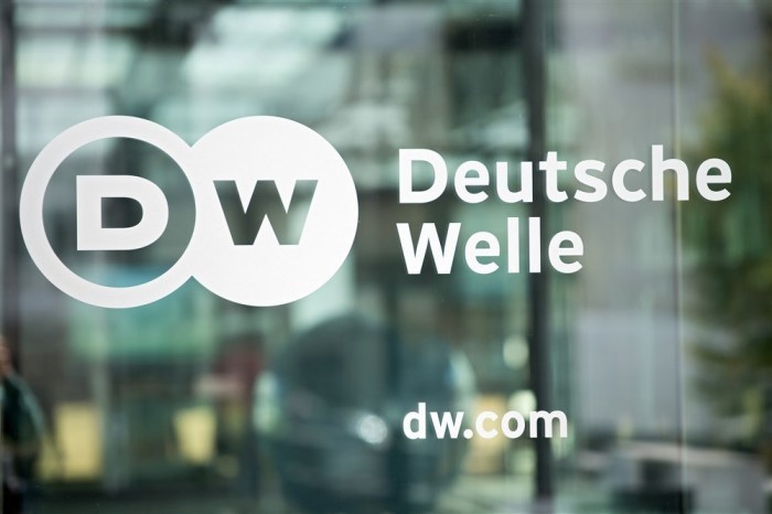 Außenaufnahme des Eingangs zur Zentrale der Deutschen Welle (DW) in Bonn. Foto: epa/Marius Becker