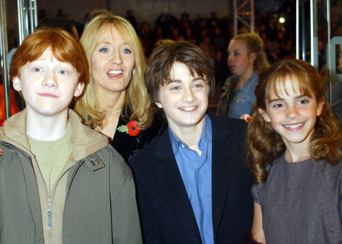 Die Schauspieler Rupert Grint (vorn, l-r), Daniel Radcliffe und Emma Watson und die Autorin J. K. Rowling kommen zur Weltpremiere des ersten Harry-Potter-Films 
