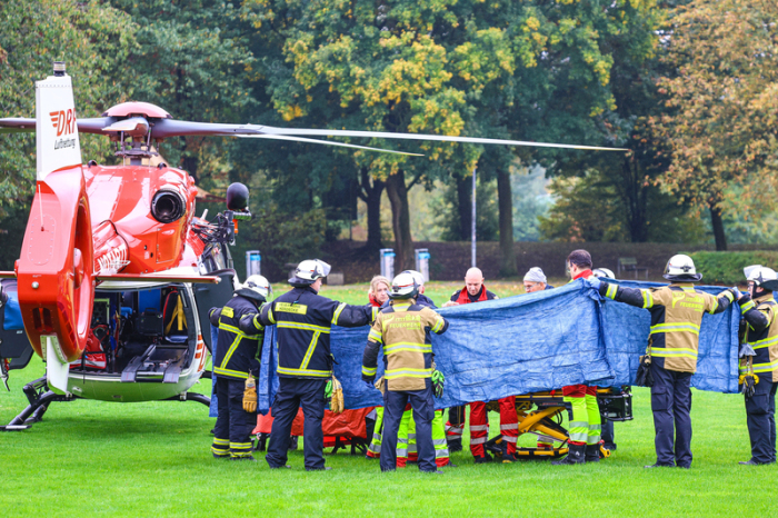 Einsatzkräfte stehen neben einem Rettungshubschrauber in Herdecke. Bürgermeisterin Iris Stalzer war nach einer Messerattacke lebensgefährlich verletzt in ihrer Wohnung gefunden worden. Foto: Alex Talash/dpa.