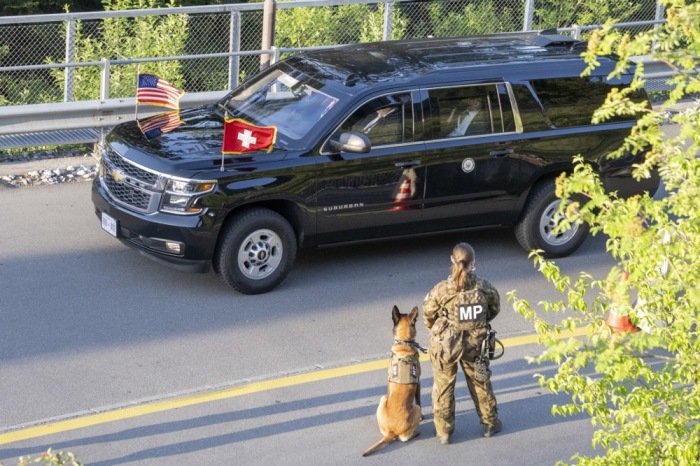 Der Konvoi mit US-Vizepräsident JD Vance trifft zum Bürgenstock-Resort in Obbürgen ein. Foto: epa/Urs Flüeler