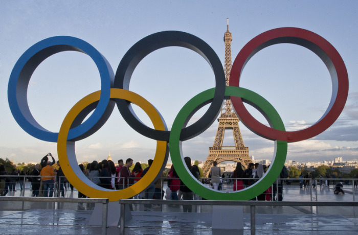 Die Olympischen Ringe 2017 in Paris vor dem Eiffelturm. Bisher wurden 6,8 Millionen Tickets verkauft. Foto: Michel Euler/Ap/dpa