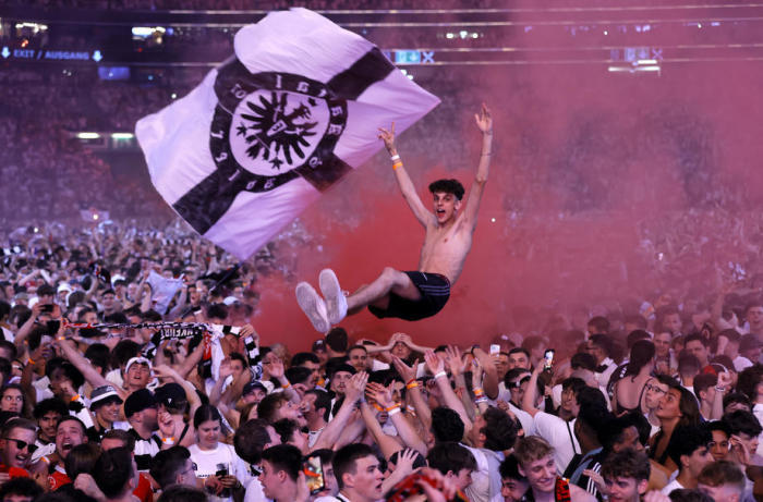 Eintracht-Frankfurt-Fans feiern den Sieg ihrer Mannschaft beim Public Viewing des Endspiels der UEFA Europa League. Foto: epa/Ronald Wittek