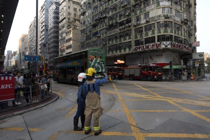 Feuer in einem Wohngebäude tötet mindestens fünf Menschen in Hongkong. Foto: epa/Leung Man Hei