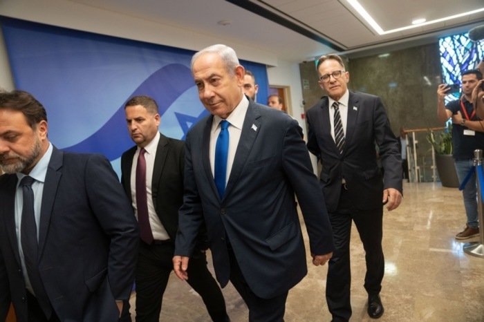 Israelischer Ministerpräsident Benjamin Netanjahu (C) trifft zu einer wöchentlichen Kabinettssitzung in Jerusalem ein. Foto: epa/Ohad Zwigenberg