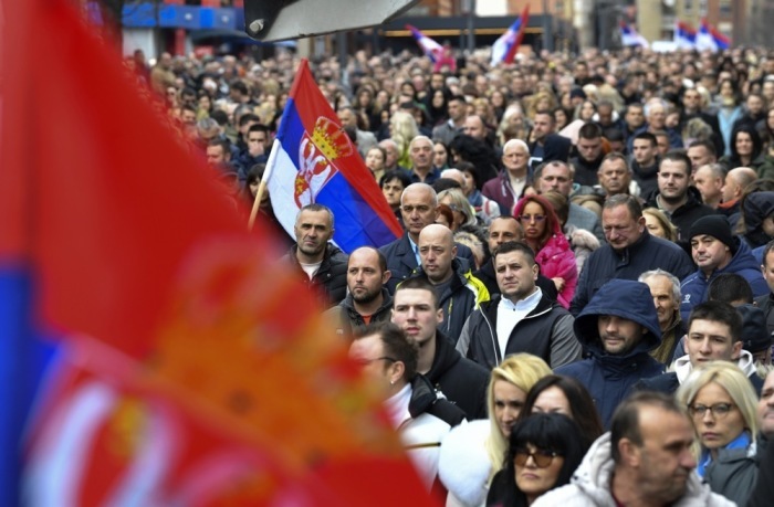 Serbische Bürger protestieren in Nord-Mitrovica gegen die Entscheidung der kosovarischen Zentralbank, Bargeldtransaktionen nur noch in Euro zuzulassen. Foto: epa/Georgi Licovski