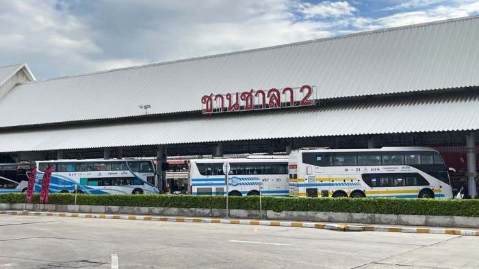 Fernbusse der staatlichen Transport Co. verbinden Bangkok mit zahlreichen Natur- und Ausflugszielen im ganzen Land – darunter Nationalparks, Wasserfälle und spektakuläre Aussichtspunkte. Foto: Transport Co.