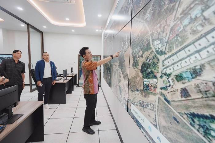 Pattayas Bürgermeister Poramet Ngampichet verfolgt im Einsatzzentrum die Entwicklung des neuen intelligenten Wassermanagementsystems der Stadt. Bild: TMN.TV
