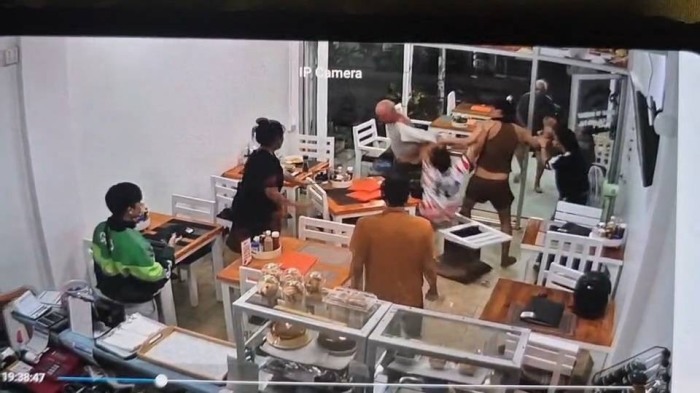 Die Auseinandersetzung verlagerte sich bis in das Restaurant, wo Gäste und Mitarbeiter versuchten, die Beteiligten zu trennen. Bild: TMN.TV