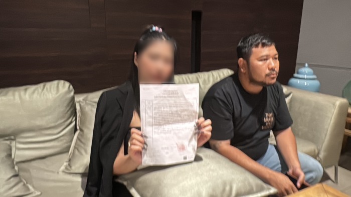 Die Betroffene zeigt die bei der Polizei erstattete Anzeige. Rechts sitzt ein Reporter während des Gesprächs. Bild: TMN.TV