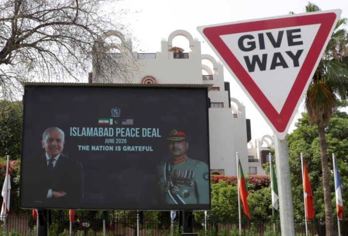 Ein elektronisches Billboard zeigt Pakistans Premierminister Shehbaz Sharif und Armeechef Asim Munir im Zusammenhang mit einem angekündigten US-Iran-Abkommen. Foto: epa/Sohail Shahzad