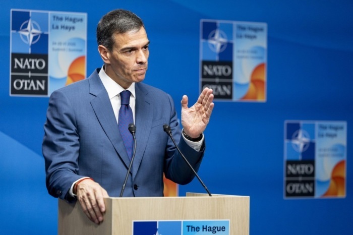 Der spanische Ministerpräsident Pedro Sánchez während einer Pressekonferenz nach dem NATO-Gipfel. Foto: epa/Koen Van Weel
