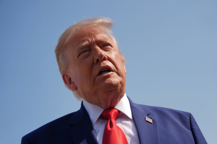 US-Präsident Donald Trump spricht auf der Joint Base Andrews mit Journalisten, bevor er an Bord der Air Force One geht. Foto: Julia Demaree Nikhinson/Ap/dpa