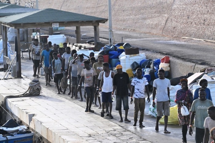 Migranten kommen in Lampedusa an, während über tausend in den Hotspots bleiben. Foto: epa/Ciro Fusco