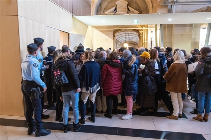 Juristen und Teilnehmer stehen Schlange, um den provisorischen Gerichtssaal während der Urteilsverkündung im Prozess um den LKW-Anschlag von Nizza zu betreten. Foto: epa/Christophe Petit Tesson