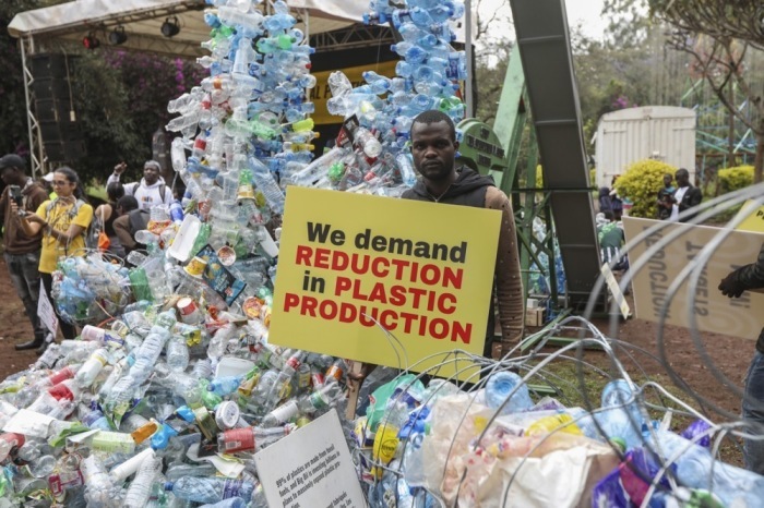 Klimaaktivisten marschieren in Nairobi und fordern im Vorfeld der INC-3 eine drastische Reduzierung der weltweiten Plastikproduktion. Foto: epa/Daniel Irungu