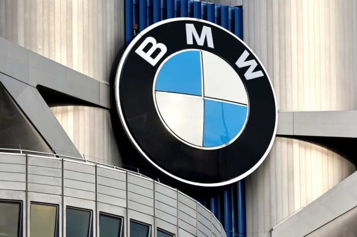 Logo der Bayerischen Motoren Werke AG (BMW) am Hauptsitz von BMW in München. Foto: epa/Anna Szilagyi