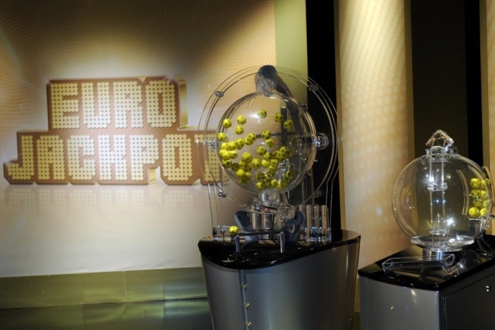 Ansicht des Aufbaus für Eurojackpot während einer Pressekonferenz in Helsinki. Foto: epa/Kimmo Brandt