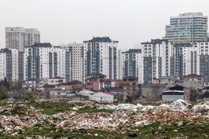 Blick auf alte Wohnviertel und neue Hochhausprojekte in Istanbul: Die Millionenmetropole bleibt angesichts der Erdbebengefahr stark verwundbar. Foto: epa/Sedat Suna