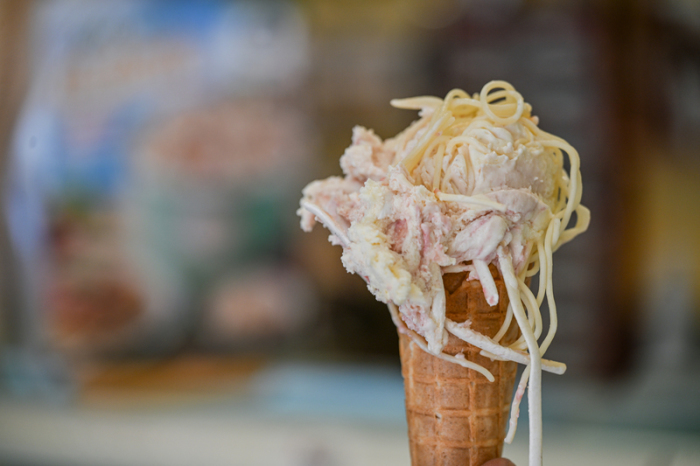 Ein Eismacher bereitet in Karlsruhe Spaghettieis mit echten Nudeln zu. Die Sorte heißt «Al dente». Foto: dpa/Jason Tschepljakow