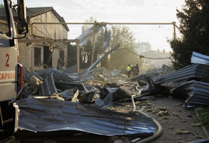Nach Raketeneinschlägen in Charkiw werden mindestens zwei Menschen verletzt. Foto: epa/Yakiv Liashenko