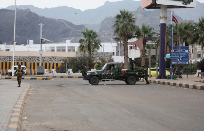 Separatistische Kräfte patrouillieren während einer Protestkundgebung gegen Saudi-Arabien in der Hafenstadt Aden im Süden des Jemen. Foto: epa/Najeeb Mohamed