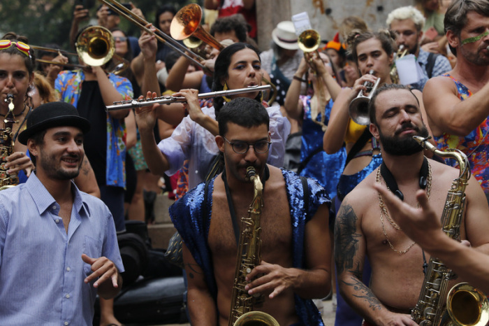 Eine Sambagruppe spielt Musik während des Straßenkarnevals nach der coronabedingten Absage dieser Parties in zwei aufeinanderfolgenden Jahren. Foto: Fernando Frazao/Agencia Brazil/dpa