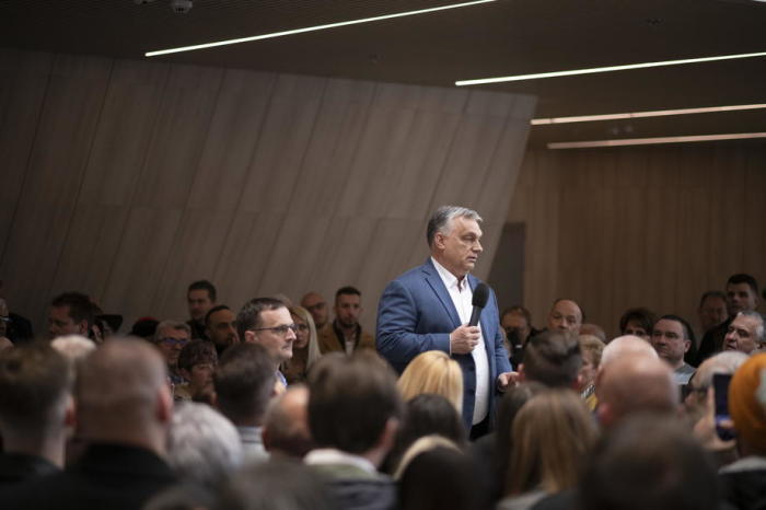 Der ungarische Ministerpräsident Viktor Orban (C) bei einer Rede vor seinen Anhängern während der letzten Wahlkundgebung seiner Fidesz-Partei in Kecskemetar. Foto: epa/Benko Vivien Cher Handout