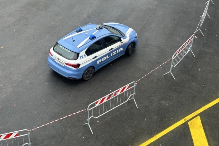 Ein Auto der italienischen Polizei steht vor einer Absperrung. Foto: Christoph Sator/dpa